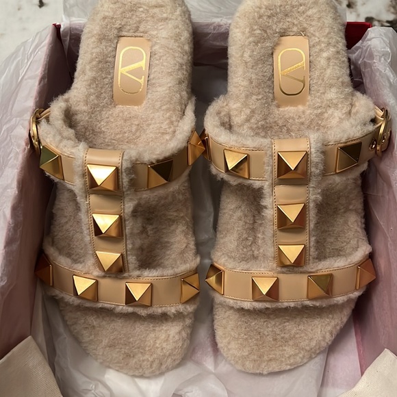 NIB VALENTINO GARAVANI womens Roman Stud Shearling Lined Sandals size 41 - Picture 4 of 7